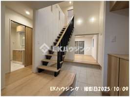 舎人駅　徒歩5分　構造：木造土地面積:102.04平米　建物面積:95.64平米　