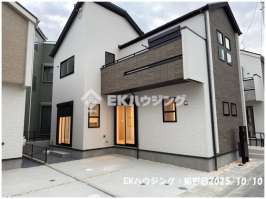 舎人駅　徒歩5分　構造：木造土地面積:100.04平米　建物面積:99.16平米　